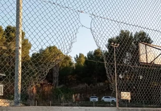 Las instalaciones deportivas en barrios y pedanías en permanente estado de abandono - 1, Foto 1