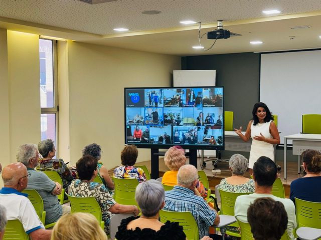 El Ayuntamiento de Lorca refuerza la innovación de los servicios asistenciales a los mayores del municipio, que podrán ser asistidos desde casa a través de sus televisores - 1, Foto 1
