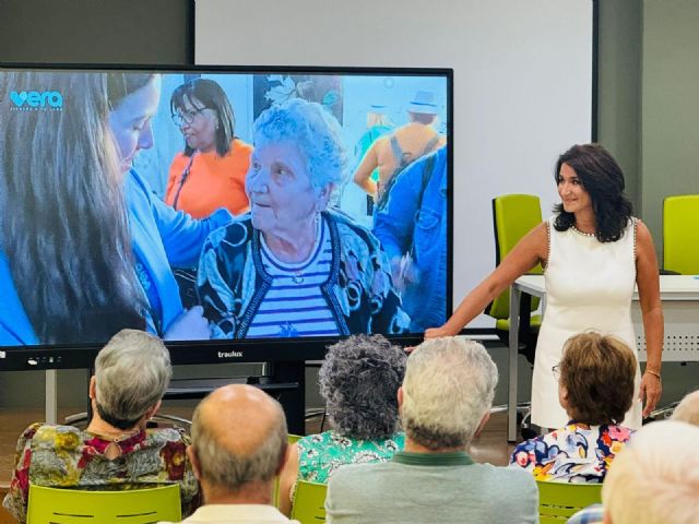 El Ayuntamiento de Lorca refuerza la innovación de los servicios asistenciales a los mayores del municipio, que podrán ser asistidos desde casa a través de sus televisores - 3, Foto 3