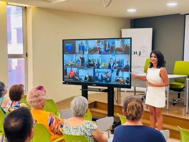 El Ayuntamiento de Lorca refuerza la innovación de los servicios asistenciales a los mayores del municipio, que podrán ser asistidos desde casa a través de sus televisores - 4, Foto 4