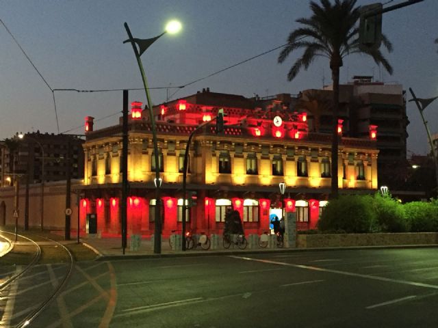 Los colores de la bandera nacional engalanan el edificio anexo al Ayuntamiento y la sede de Aguas de Murcia con motivo del Día de la Hispanidad - 1, Foto 1