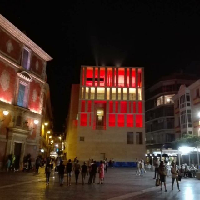 Los colores de la bandera nacional engalanan el edificio anexo al Ayuntamiento y la sede de Aguas de Murcia con motivo del Día de la Hispanidad - 2, Foto 2