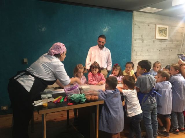 Escolares del CEIP Avileses disfrutan de la cocina gracias a los talleres incluidos en la oferta educativa de Mi Ciudad Enseña - 2, Foto 2