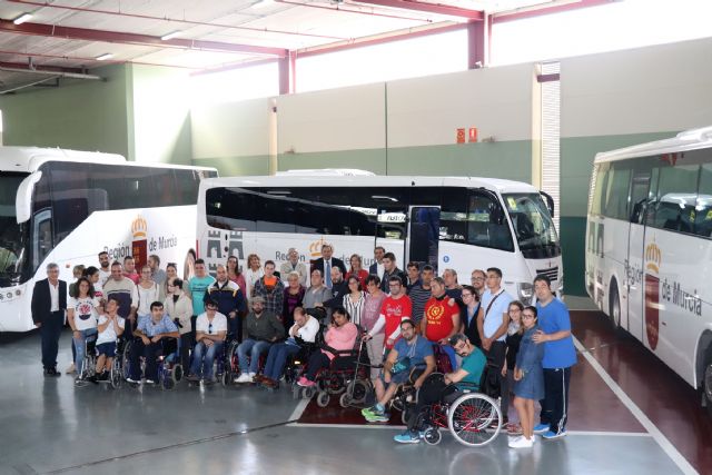 Un nuevo autobús del Parque Móvil Regional facilita el transporte de las personas con discapacidad - 2, Foto 2