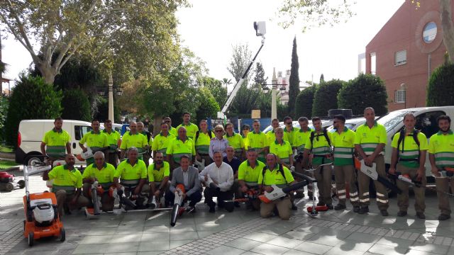 Lorca apuesta por potenciar sus zonas verdes con un 50% más de operarios para su mantenimiento y plantando más de 400 árboles, 10.000 arbustos y 150.000 flores de temporada - 3, Foto 3