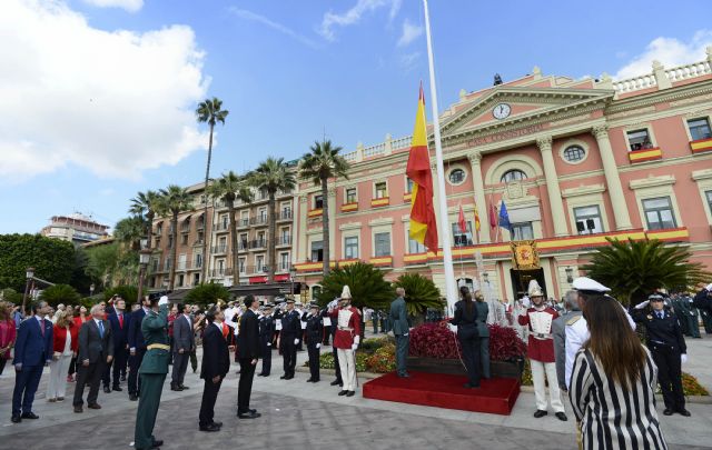 La Glorieta acoge el izado de la bandera en honor a la Fiesta Nacional - 1, Foto 1