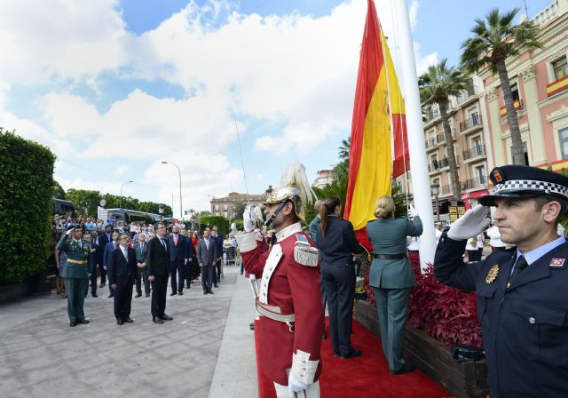 La Glorieta acoge el izado de la bandera en honor a la Fiesta Nacional - 2, Foto 2