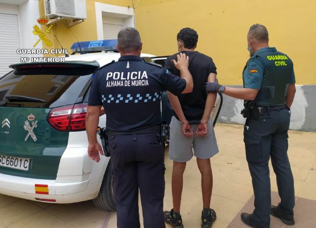 La Guardia Civil detiene a dos jóvenes y violentos delincuentes por el atraco a una gasolinera en Alhama de Murcia - 1, Foto 1