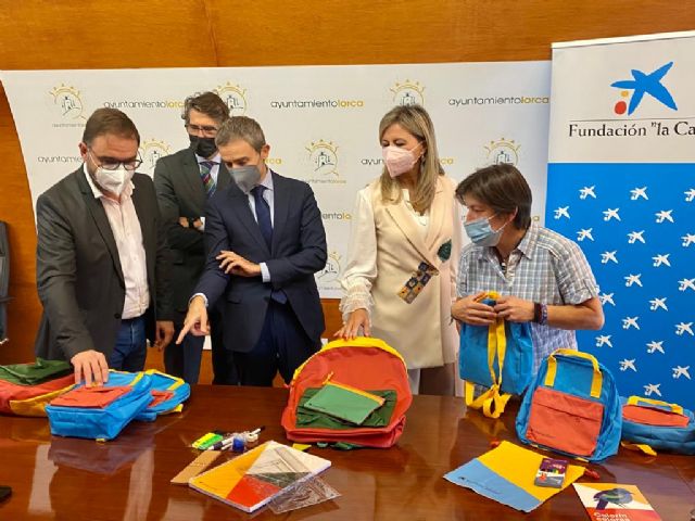 Alumnos de Lorca en situación de vulnerabilidad han vuelto a clase con nuevo material escolar gracias a la Fundación la Caixa y CaixaBank - 2, Foto 2