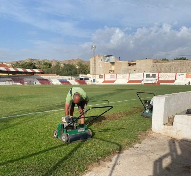 Se realizan trabajos de resiembra en el estadio municipal “Juan Cayuela” para garantizar su mantenimiento, Foto 1