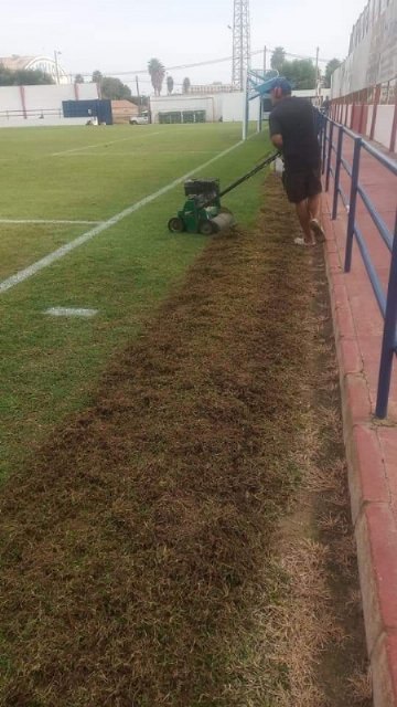 Se realizan trabajos de resiembra en el estadio municipal “Juan Cayuela” para garantizar su mantenimiento, Foto 2