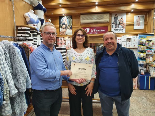 Corsetería y Lencería La Francisca gana el sexto concurso de escaparates El Comercio a Escena, convocado por el Teatro Villa de Molina con el objetivo de promocionar el Festival de Teatro de la localidad - 1, Foto 1