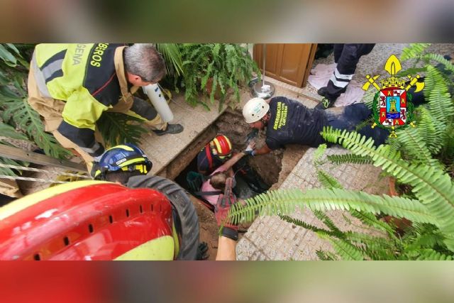 Bomberos de Cartagena rescatan a una mujer en Cuesta Blanca de una fosa séptica - 1, Foto 1