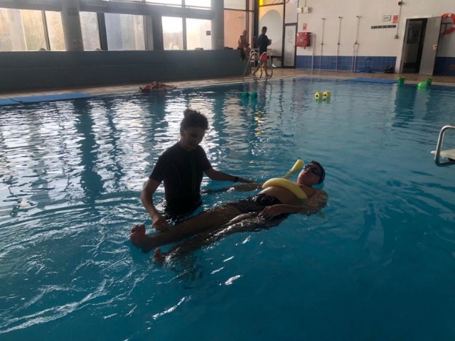 Comienza el Servicio de Terapia Acuática en la piscina cubierta, dirigido a niños y niñas con necesidades educativas especiales, Foto 2