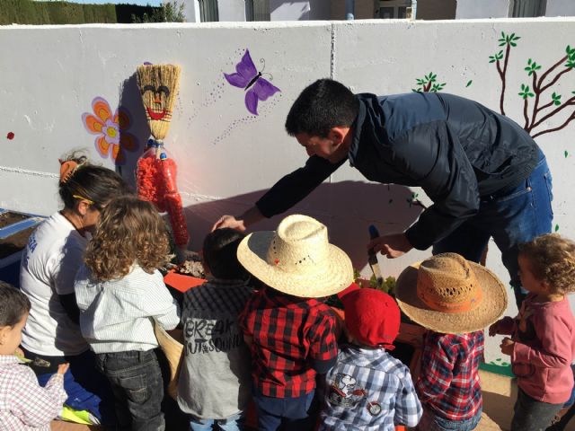 El Punto de Atención a la Infancia de El Mirador inaugura su huerto ecológico - 1, Foto 1