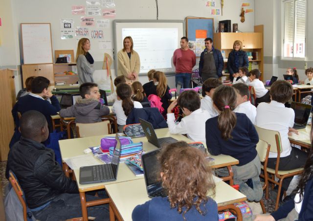 La alcaldesa visita a los dos docentes del colegio Divino Maestro nominados en los premios nacionales Educa Abanca - 2, Foto 2