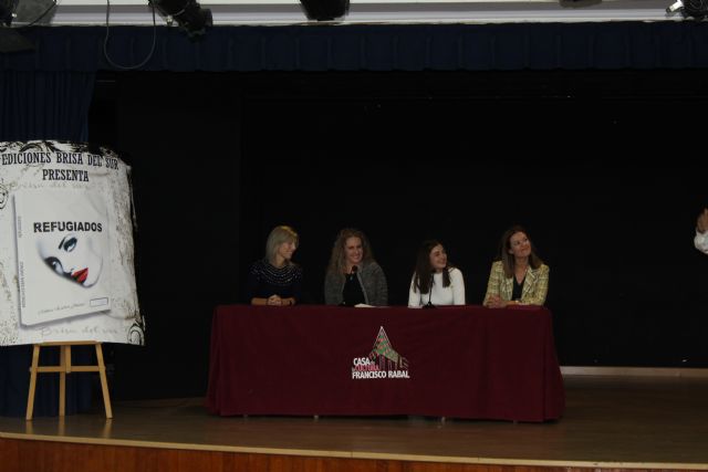 Mónica Esteban presenta en Águilas su novela Refugiados - 1, Foto 1