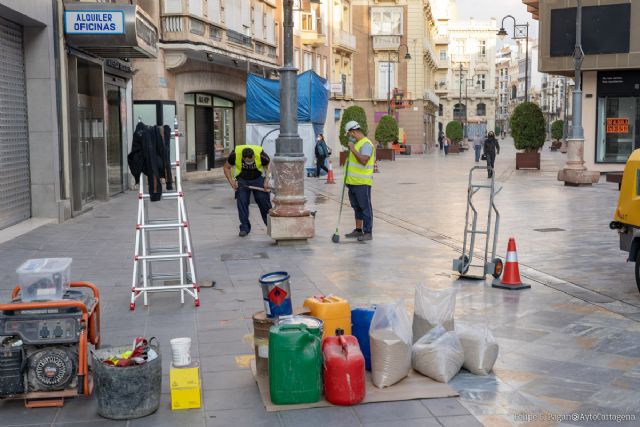 Infraestructuras ejecuta un plan de pintado de columnas del alumbrado público en el casco histórico y Ensanche - 1, Foto 1