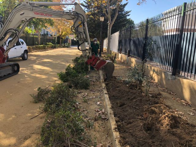 Las Concejalías de Parques y Jardines y de Empleo llevan a cabo labores de mantenimiento de las zonas verdes de Las Alamedas a través de los participantes de los Consejos Comarcales - 3, Foto 3