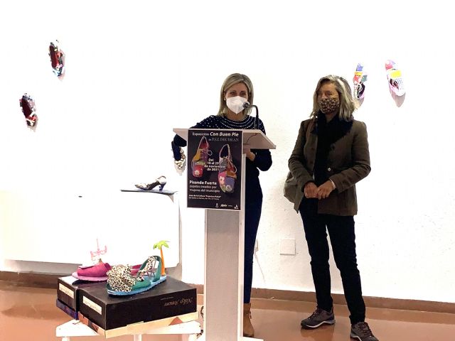 Paz Die Dean inaugura la exposición Con buen pie: Pisando fuerte, incluida en la programación del 25N - 1, Foto 1