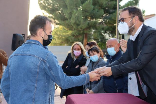 El alcalde de Lorca hace entrega de las 19 primeras llaves a las familias resultantes adjudicatarias de las viviendas de titularidad municipal en el Barrio de San Fernando - 1, Foto 1