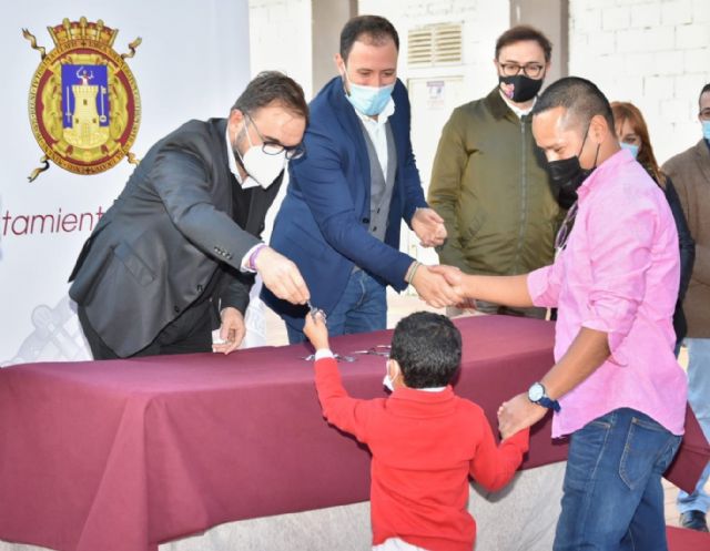 El alcalde de Lorca hace entrega de las 19 primeras llaves a las familias resultantes adjudicatarias de las viviendas de titularidad municipal en el Barrio de San Fernando - 3, Foto 3