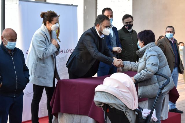 El alcalde de Lorca hace entrega de las 19 primeras llaves a las familias resultantes adjudicatarias de las viviendas de titularidad municipal en el Barrio de San Fernando - 4, Foto 4