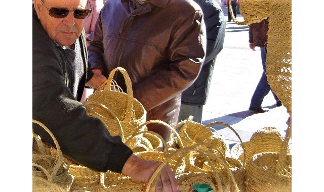 Las tradiciones ciezanas centran la temática del mercadillo artesanal de este domingo - 1, Foto 1