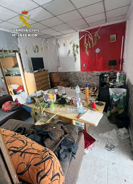 La Guardia Civil libera a una mujer que estuvo encerrada una semana en una habitacin de su casa, Foto 1