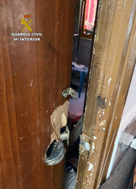 La Guardia Civil libera a una mujer que estuvo encerrada una semana en una habitacin de su casa, Foto 2