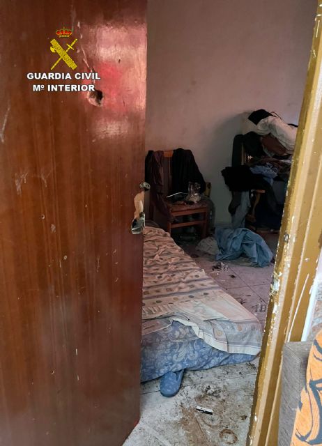 La Guardia Civil libera a una mujer que estuvo encerrada una semana en una habitacin de su casa, Foto 4