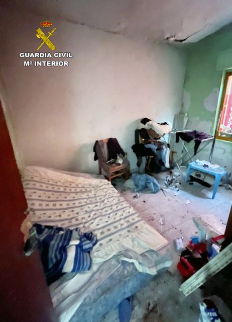 La Guardia Civil libera a una mujer que estuvo encerrada una semana en una habitacin de su casa, Foto 5