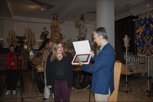 El escultor Antonio Jesús Yuste Navarro recibe en Cieza el IXI premio la hornacina por su grupo escultórico del Santo Entierro