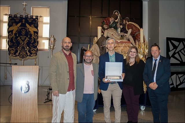 El escultor Antonio Jesús Yuste Navarro recibe en Cieza el IXI premio la hornacina por su grupo escultórico del Santo Entierro - 2, Foto 2