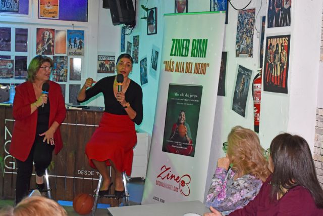 La escritora Zineb Rimi abre el ciclo Un ratico entre letras con su primera obra, que enlaza vida y baloncesto - 3, Foto 3
