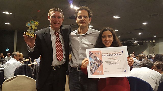 Noemí Caja y Thomas Bonsack, del Club Totana Triathlon, premiados en la Gala de Triatlon Región de Murcia