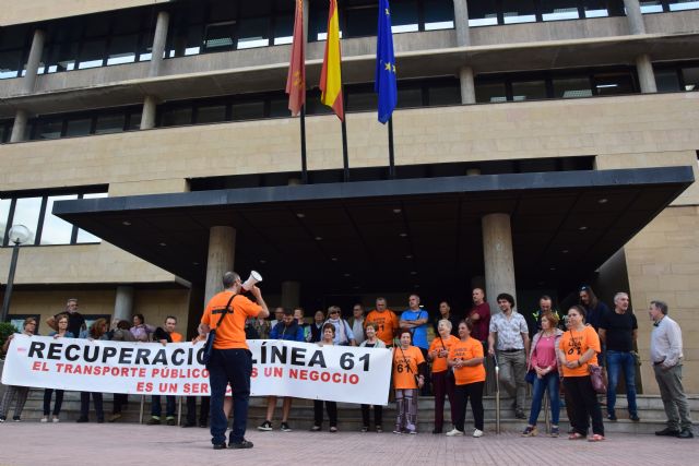 La Plataforma por la Línea 61 felicita a los vecinos y vecinas por conseguir la restitución del servicio de autobús - 2, Foto 2
