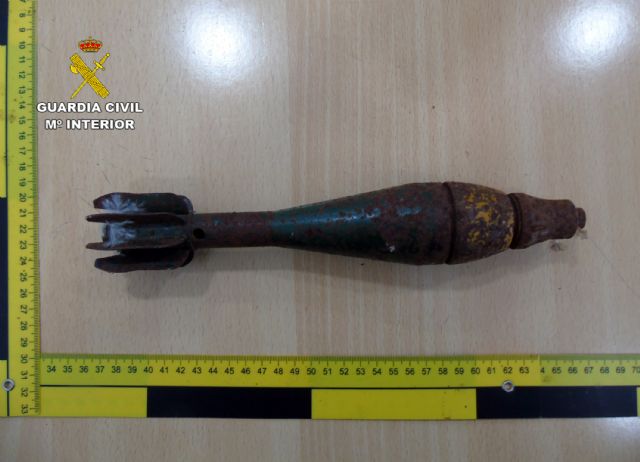 La Guardia Civil desmantela en Bullas un zulo con gran cantidad de armas y artefactos explosivos - 3, Foto 3