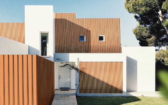 Fachada vertical mediante celosía de composite recomendada por Neoture - 1, Foto 1