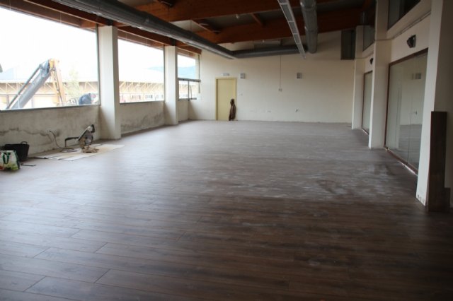 Deportes renueva el suelo de la sala polivalente y repara la fachada de la piscina cubierta, Foto 1