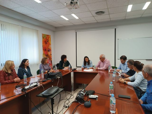 La consejera de Agricultura y la alcaldesa visitan el vivero de la empresa lumbrerense Barberet&Blanc y animan a los ciudadanos a comprar flores de pascua durante las fiestas de Navidad - 1, Foto 1