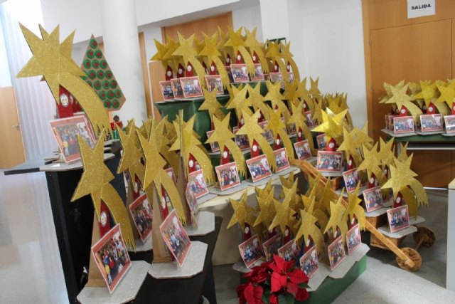 Usuarios de los Centros de Día para la Discapacidad entregan a la Asociación de Comerciantes los ornamentos navideños, Foto 2