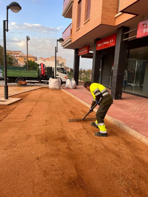El Ayuntamiento renueva con más de 200.000 kilos de albero espacios verdes del municipio mejorando la seguridad de usuarios - 1, Foto 1