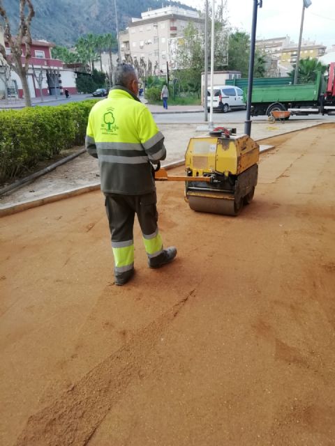 El Ayuntamiento renueva con más de 200.000 kilos de albero espacios verdes del municipio mejorando la seguridad de usuarios - 2, Foto 2