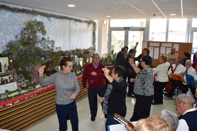 El centro social de las Personas Mayores ya disfruta de su Navidad - 4, Foto 4