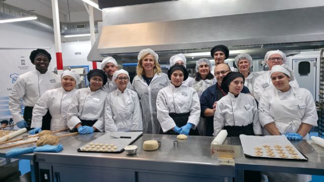 La Escuela Municipal de Hostelería 'Murcia Emplea' elabora cerca de 4.000 dulces solidarios para que los niños puedan disfrutar de la Navidad - 1, Foto 1
