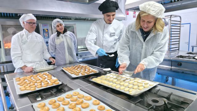 La Escuela Municipal de Hostelería 'Murcia Emplea' elabora cerca de 4.000 dulces solidarios para que los niños puedan disfrutar de la Navidad - 2, Foto 2