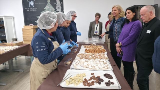 La Escuela Municipal de Hostelería 'Murcia Emplea' elabora cerca de 4.000 dulces solidarios para que los niños puedan disfrutar de la Navidad - 3, Foto 3