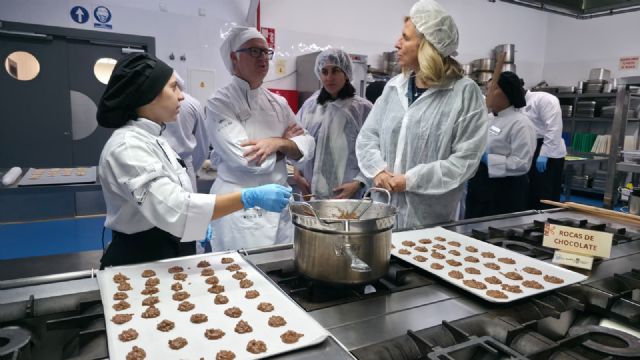 La Escuela Municipal de Hostelería 'Murcia Emplea' elabora cerca de 4.000 dulces solidarios para que los niños puedan disfrutar de la Navidad - 4, Foto 4