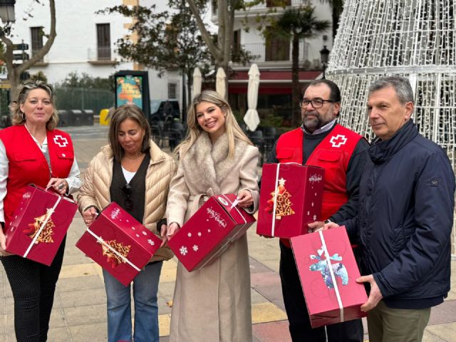 Aguas de Lorca renueva su aportación solidaria a Cruz Roja y Cáritas con 1.600 euros y 80 cestas navideñas - 2, Foto 2